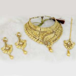 Kriaa ชุดเครื่องประดับที่ดีสร้อยคอโชคเกอร์หินกับ Maang Tikka 1107913A - Product Image 1