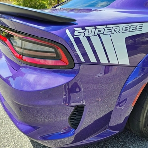 Dodge Charger ScatPack Widebody Super Bee Turbo RWD 2023, moteur V8 de plus de 8 litres, couleur Plum Crazy, très bien équipé, véhicule d'occasion, conduite à gauche, cuir, ACC - Product Image 1