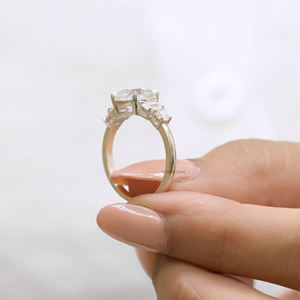 2 Carat Carré Coussin Taille Moissanite Diamant Bague de Fiançailles Cinq Pierres Art Déco Style Proposition Cadeau pour les Femmes Certificat GRA - Product Image 4