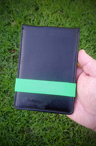 ที่ใส่ไม้กอล์ฟป้ายบอกคะแนนปกหนังสือ yardage สีดำและสีเขียวมาสเตอร์สลักเลเซอร์พร้อมชื่อย่อ LGSB-0030ของขวัญทัวร์กอล์ฟ