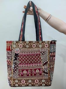 กระเป๋าโท้ทผ้าฝ้ายพิมพ์ลายสีสันสดใสสำหรับผู้หญิง กระเป๋าถือแบบพกพาเนื้อนุ่ม พิมพ์ลายดิจิทัล เหมาะสำหรับใช้ในชีวิตประจำวัน รับผลิตตามสั่งขายส่ง - Product Image 3