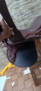 Selle d'endurance professionnelle en cuir véritable de style anglais, avec arceau en bois plastifié, quincaillerie nickelée et double sangle de ventre pour cheval - Product Image 4