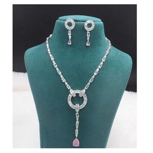 Ensemble de collier de bijoux en laiton léger et élégant de tous les jours accessoires de mode pour les filles de l'Inde - Product Image 1