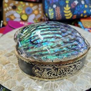 Organisateur de bijoux en nacre de qualité supérieure - Doublure en velours rouge royal et coquille d'ormeau arc-en-ciel - Cadeau artisanal exquis - Product Image 3