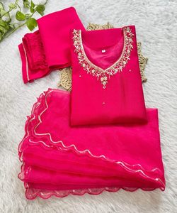 Kurta larga con fondo a juego y Dupatta estampada Ideal para todas las ocasiones - Product Image 2