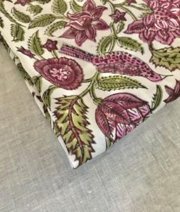 Tissu en coton imprimé à la main, motif paon et floral de style Mughal |   Tissu indien rose vin vert - Product Image 4