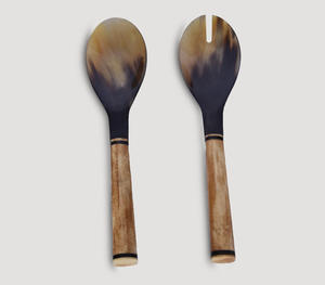 Ensemble de serveurs à salade en corne naturelle artisanale de luxe avec des poignées en bois poli uniques et effilées, grande cuillère à mélanger et à servir - Product Image 5