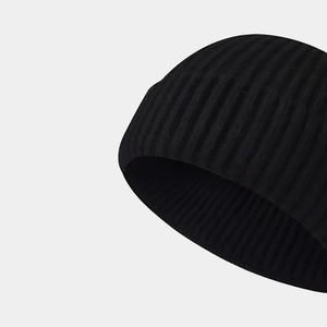 Gorros unisex cálidos y elegantes hechos de acrílico suave, perfectos para usar en invierno, moda casual o para publicidad. - Product Image 3