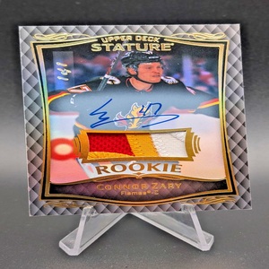 1v1 RPA 23-24 Upper Deck Stature CONNOR ZARY Rookie Patch Auto NEGRO 1 1 WOW - Product Image 1