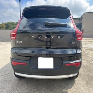 2024 pour XC40 Turbo FWD Conduite à Gauche Thème Core Bright avec Faible Kilométrage et Prix Abordable en Stock Prêt à l'Expédition - Product Image 3