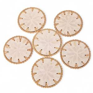 Elegante Posavasos con Incrustaciones de Nácar y Borde de Ratán para el Hogar y la Mesa de Comedor - Product Image 2