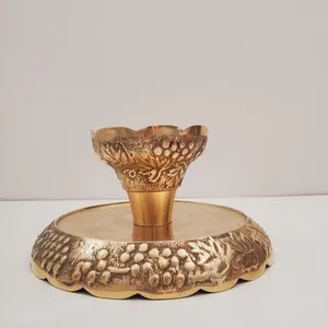 Elegante Soporte para Pastel de Metal Dorado con Diseño de Uvas Grabado para Ocasiones Especiales, Bodas y Exhibición de Buffet, de la India - Product Image 3