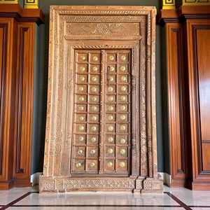 Porte en bois massif artisanale antique avec des panneaux sculptés de style traditionnel d'origine du Rajasthan pour la maison, le bureau et la chambre à coucher - Product Image 1