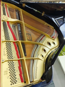 Piano de concierto Yamaha G2E de 88 teclas, instrumento profesional con tapa de abeto macizo de primera calidad, sonido rico y resonante 3850943 - Product Image 3
