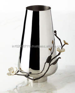 Vase à fleurs en métal d'inspiration vintage avec dessus cannelé et finition en détresse fait pour les intérieurs shabby chic ou rétro - Product Image 1