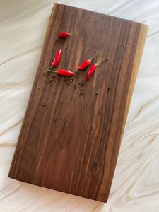 Planche à découper en noyer écologique élégante faite à la main Planche de cuisine en bois massif durable pour la préparation des aliments, le hachage et le service - Product Image 2