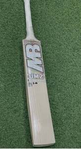 Batte de cricket en saule anglais MB Malik UMZ AB 57 Abdullah Shafiq Edition avec housse de protection, couverture anti-bulles, grip supplémentaire et feuille anti-rayures - Product Image 3