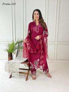 Costume ethnique en soie romaine de designer avec travail intérieur et touche artisanale, vêtements traditionnels pour réception de mariage et soirée - Product Image 4