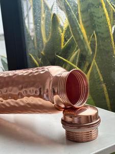 Bouteille d'eau en cuivre pur 100%, bouteille martelée en cuivre de luxe, bouteille de yoga, bouteille en cuivre faite à la main par l'artisanat croissant - Product Image 2