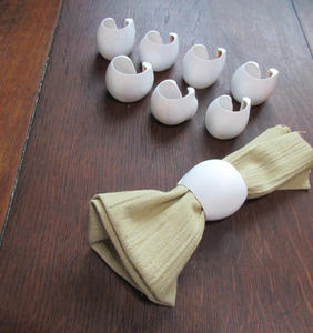 Anneau de serviette en coquillage à finition nacrée de luxe, style côtier unique, idéal pour les dîners raffinés et les occasions spéciales - Product Image 1