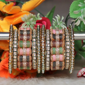 Elegantes brazaletes de latón de filigrana con patrones recortados y esmalte. Una adición atemporal a cualquier colección, a precios al por mayor. - Product Image 2