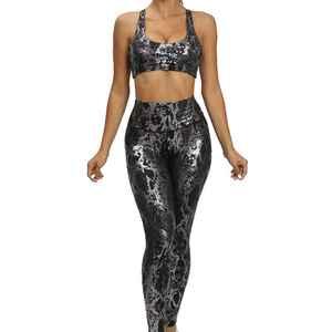 Conjunto de yoga flexible para mujer, confeccionado con tela cómoda y transpirable, diseñado para un movimiento fluido durante el yoga y las rutinas de fitness. - Product Image 4