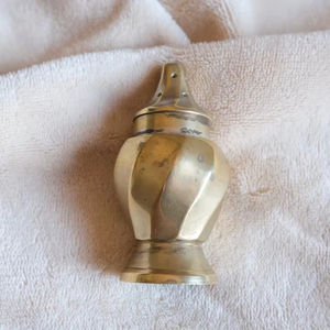 Élégant ensemble rond de poivre en laiton avec des détails fabriqués à la main, parfait pour la décoration de la salle à manger et de la cuisine classique - Product Image 1