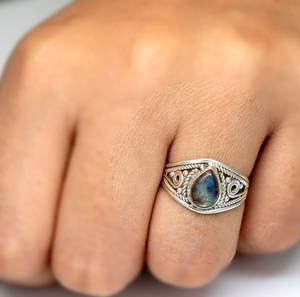 Bague en labradorite en forme de poire avec sertissage ovale en argent sterling 925 pour mariage et fête - Product Image 5