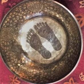 Bol chantant tibétain fait à la main avec motif de pied d'animal - Product Image 1