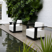 Canapé individuel d'extérieur en teck toutes saisons, fauteuil durable en teck avec rembourrage, mobilier d'extérieur personnalisé pour hôtels et piscines
