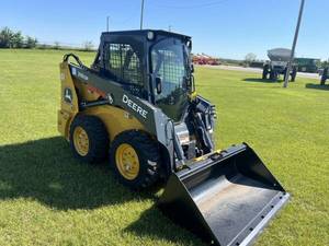 รถตักล้อยาง John Deere รุ่น 316GR เครื่องยนต์ประสิทธิภาพสูง กล่องเกียร์ประสิทธิภาพสูง ประสิทธิภาพการทำงานสูง เหมาะสำหรับงานก่อสร้างและการเกษตร - Product Image 6