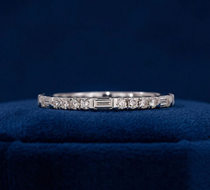 Anillo de Diamantes Cultivados en Laboratorio de Oro de 14K, Anillo de Boda Minimalista, Anillo Apilable con Diamantes Redondos y Baguette - Product Image 3