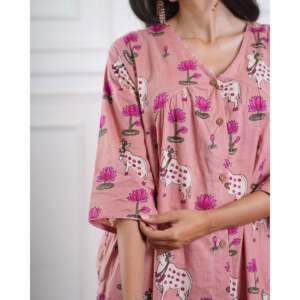 Ensemble Kurta évasé Pichwai Rose avec col en V et manches trois-quarts, respirant pour le printemps/été - Product Image 2