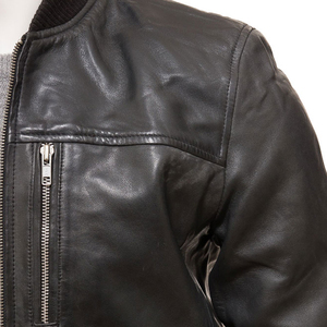 แจ็คเก็ตหนังแฟชั่นสตรีทสำหรับผู้ชาย สัมผัสนุ่มสบาย กันน้ำและกันลม เหมาะสำหรับการเดินทางในเมือง มีตัวเลือกโลโก้ด้านหน้า - Product Image 5