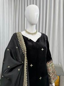 Achetez maintenant un magnifique salwar kameez noir pour femmes musulmanes, en tissu de soie velours pur, avec des broderies et des travaux de fils, création de designer. - Product Image 4