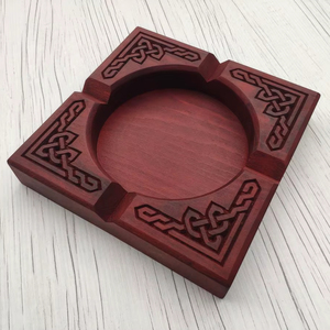 Cendrier en bois de finition naturelle avec un design simple idéal pour la décoration de ferme rustique et les espaces de jardin extérieurs - Product Image 1