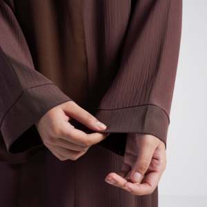 Abaya rose moderne Eira avec un élément de mode simple - Product Image 4