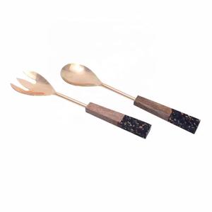 Juego de servir sopa y ensalada chapado en oro de acero inoxidable con mango de resina roja y logotipo personalizado con forma redonda larga para bodas - Product Image 5