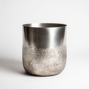 หม้อสีเงินพร้อมรายละเอียดสีขาวขุ่นที่ออกแบบมาสำหรับการตกแต่งเลานจ์ที่เน้นหรือสไตล์สตูดิโอ - Product Image 4