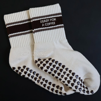 Chaussettes antidérapantes à rayures rétro personnalisées, chaussettes essentielles pour femmes pour le Pilates, le yoga, la barre, vente en gros personnalisée, usine JZVINA au Vietnam