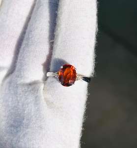 Anillo de Cóctel Minimalista de Plata de Ley 925 con Baño de Rodio y Corte Brillante Redondo de Cianita Naranja Natural para Mujer - Product Image 1