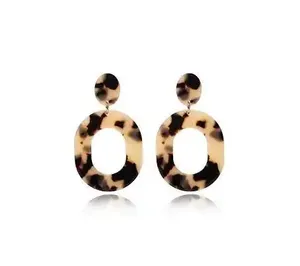 Boucles d'oreilles pendantes classiques en résine pour femmes avec fonction pendante pour les occasions d'anniversaire - Product Image 6