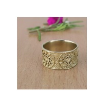 Bague en laiton doré de conception standard accessoires de mode bague en laiton doré brillant pour femmes vente directe d'usine