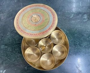 Boîte à épices en laiton au look élégant pour la décoration de la cuisine à la maison indienne, offrant un attrait royal et un rangement fonctionnel - Product Image 2