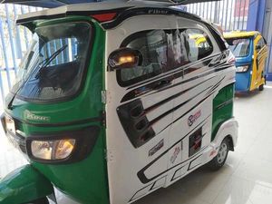 รถสามล้อไฟฟ้าสำหรับผู้โดยสาร 48V 501-800W แบบเปิดประทุน 3 ที่นั่ง โครงเหล็ก ได้รับการรับรองมาตรฐาน DOT สีดำ หลังคาสีเหลือง ความเร็ว 80 กม./ชม. ระยะทางวิ่ง 70-90 กม. - Product Image 1