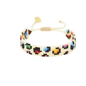 Pulsera de cuentas con bordado étnico con cierre ajustable Pulsera de cuentas de semillas tribales coloridas con detalle hecho a mano - Product Image 4
