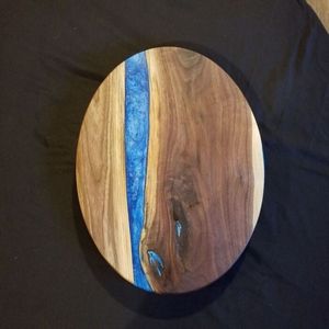 Planche à découper en résine faite à la main avec un flux de résine élégant et une finition polie parfaite pour servir du fromage et des desserts - Product Image 2