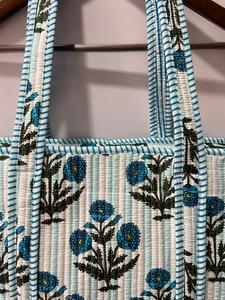 Bolsa de Mano Acolchada Floral Hecha a Mano, Bolsa de Compras de Algodón Botánico Azul, Bolsa Grande para Uso Diario - Product Image 4