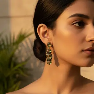 Boucles d'oreilles pendantes en pierre verte pour femmes avec plaqué or, accessoire de bijoux élégant - Product Image 1