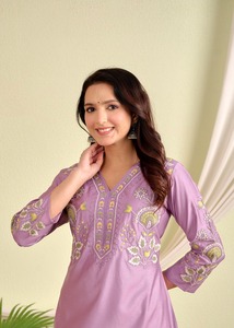 À la mode violet pur viscose broderie travail Kurti genou-longueur tenue décontracté ensemble avec taille naturelle lavable pour les femmes - Product Image 3